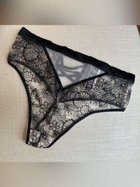 ✨NWT✨Victoria's Secret Black Floral Sheer Lace Panty
